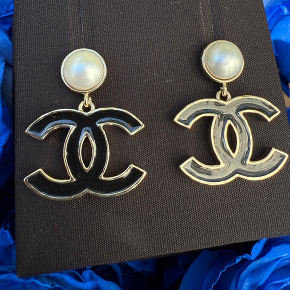 Chanel 25P CC Logo Black Metal Resin Gold Tone Stud White Pearl Pendant Earrings - Picture 11 of 16